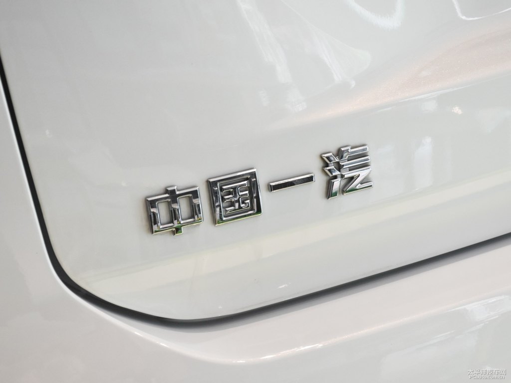 珠光白奔騰T99車尾外觀圖片