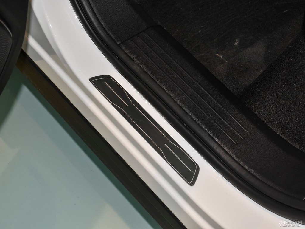 珠光白奔騰T99車廂內(nèi)飾圖片