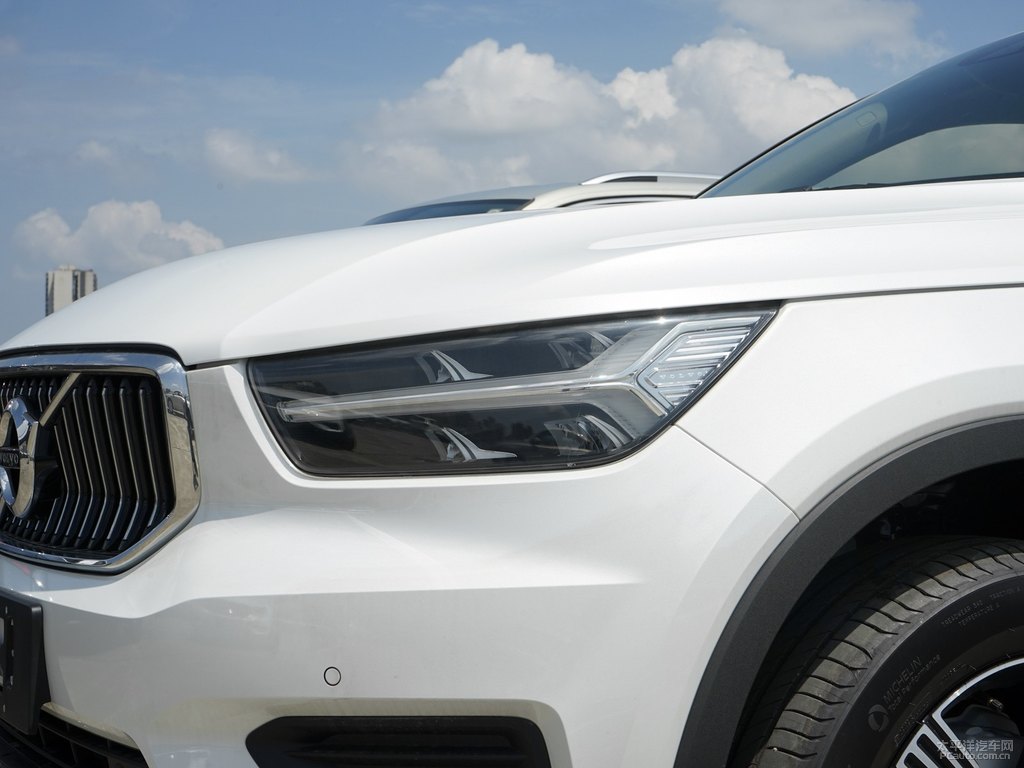 水晶白沃爾沃XC40車頭外觀圖片