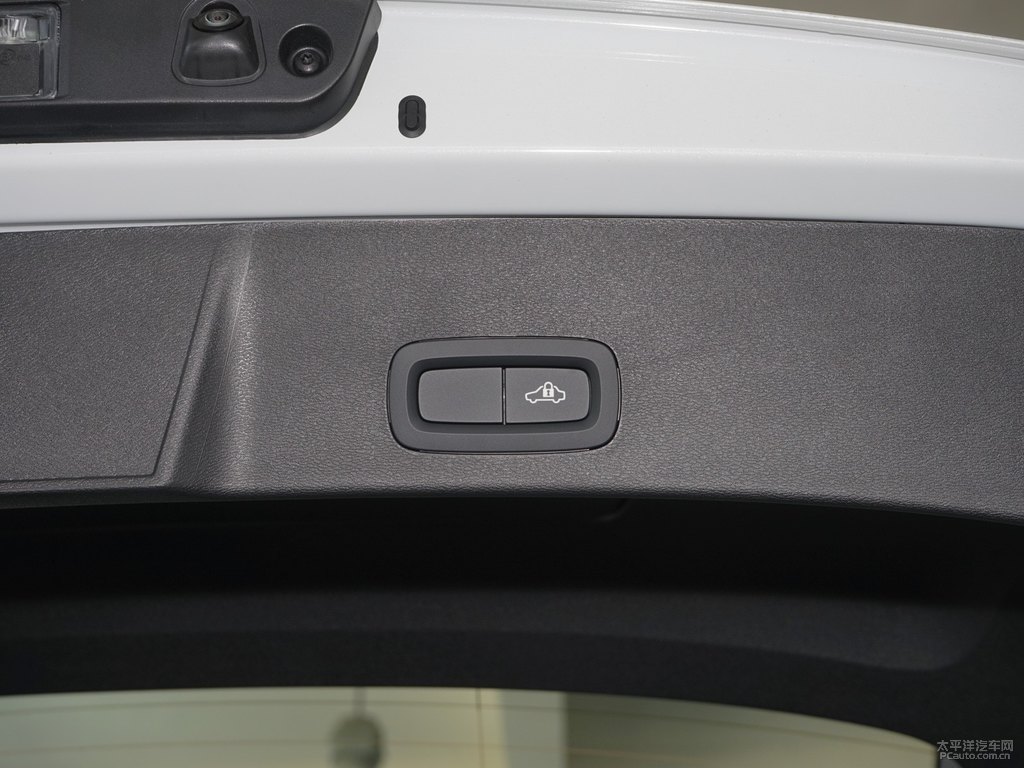 水晶白沃爾沃XC40后備廂空間圖片
