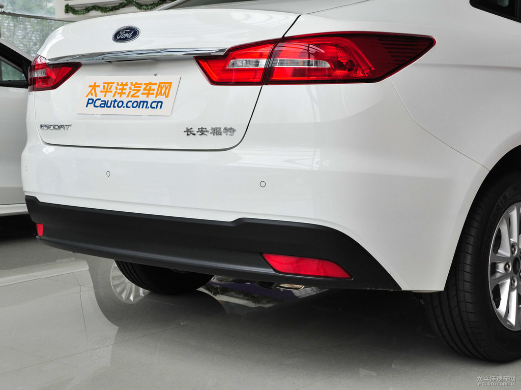 暮雪白福睿斯車尾外觀圖片