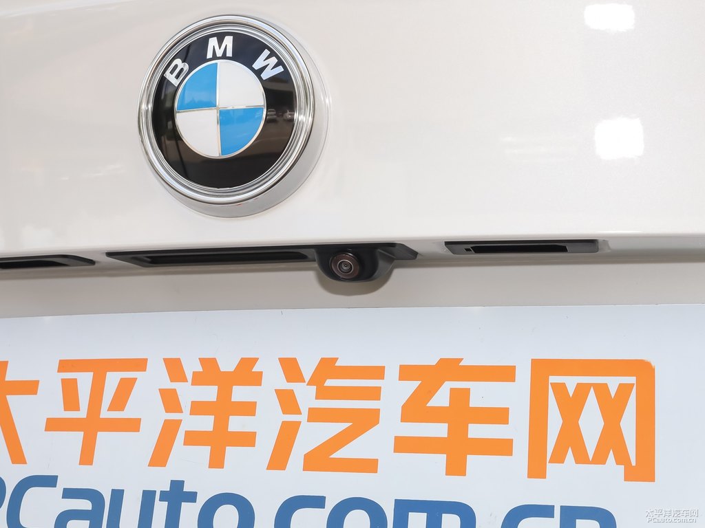 礦石白寶馬3系GT車(chē)尾外觀圖片