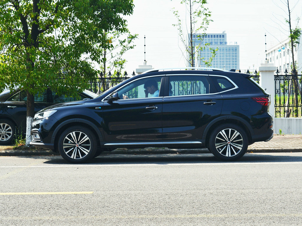 伯爵黑榮威RX5整車外觀外觀圖片