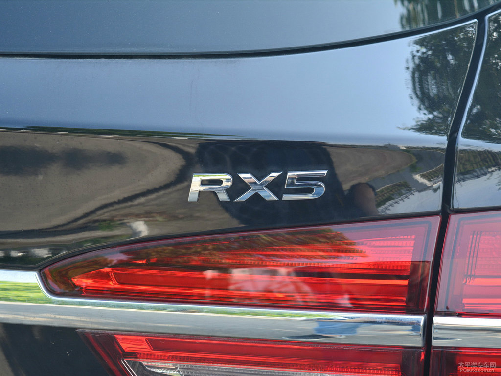 伯爵黑榮威RX5車尾外觀圖片