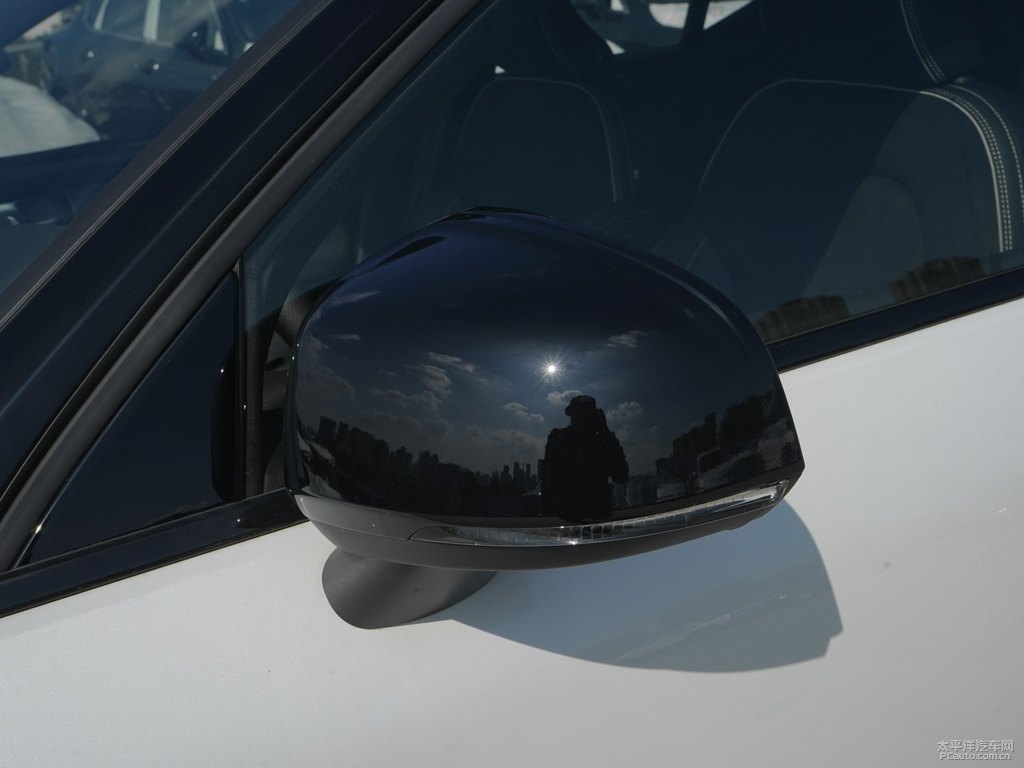 黑色/水晶白沃爾沃XC40車身外觀圖片