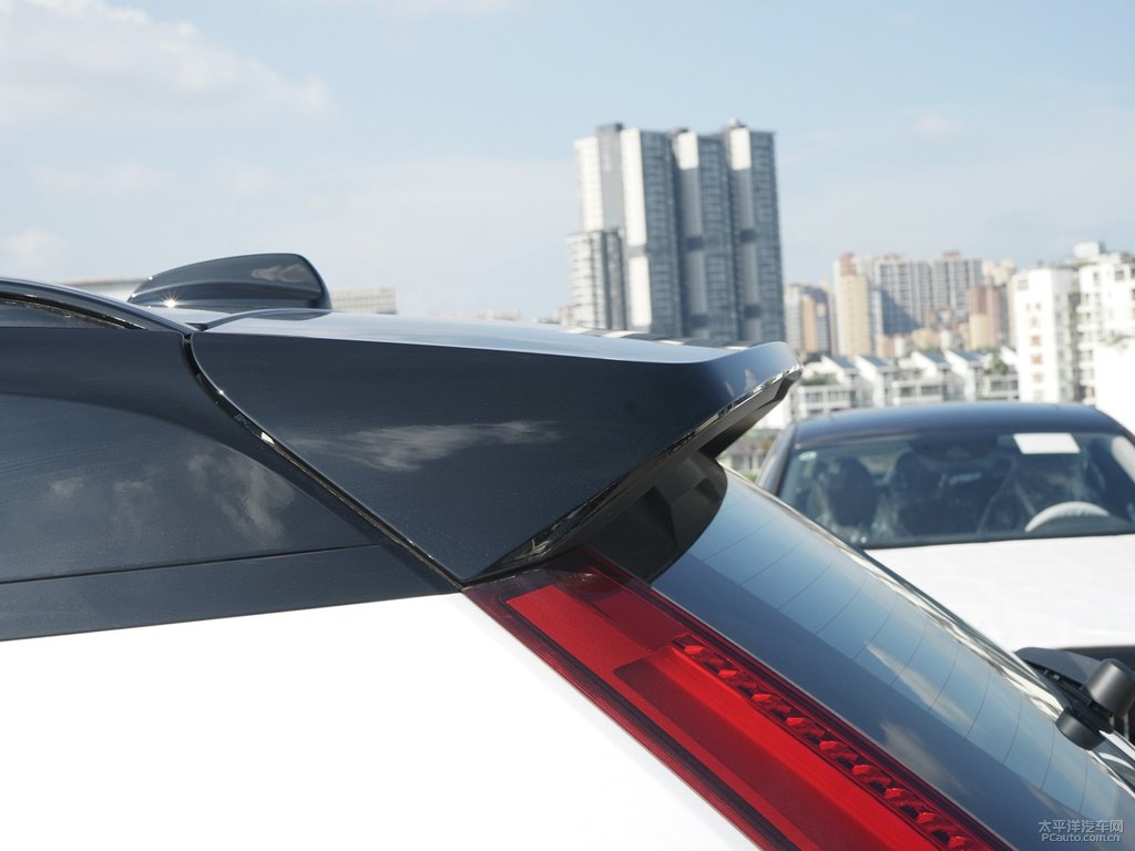 黑色/水晶白沃爾沃XC40車尾外觀圖片