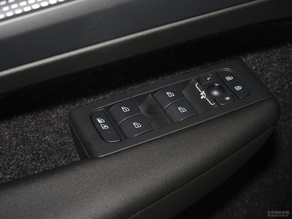 黑色/水晶白沃爾沃XC40車廂內(nèi)飾圖片