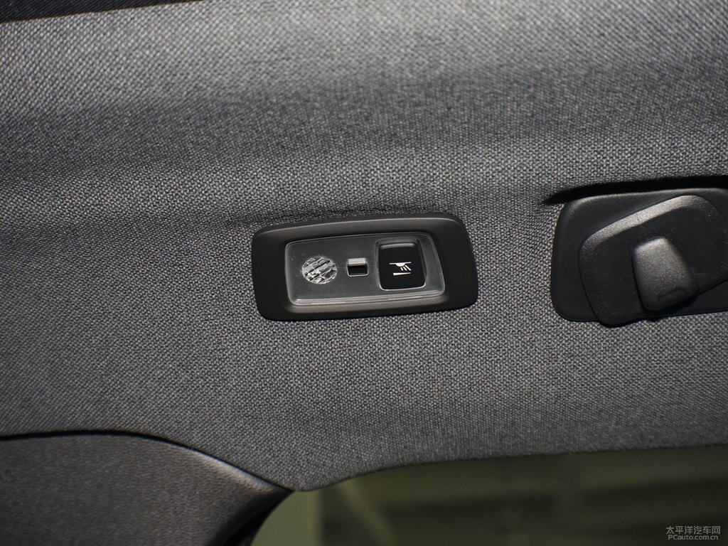黑色/水晶白沃爾沃XC40車廂內(nèi)飾圖片