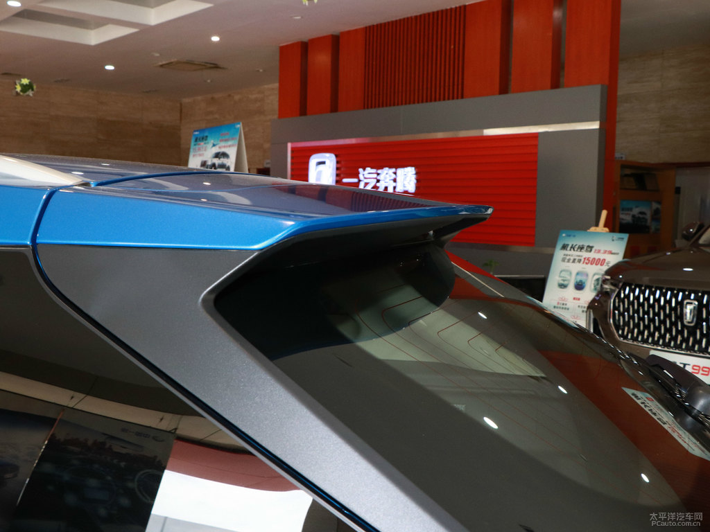 炫動藍(lán)奔騰T77車尾外觀圖片