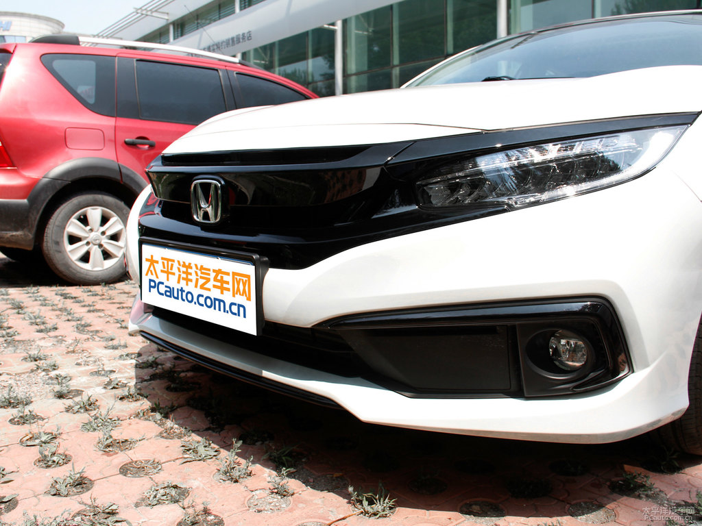 晶耀白思域車頭外觀圖片