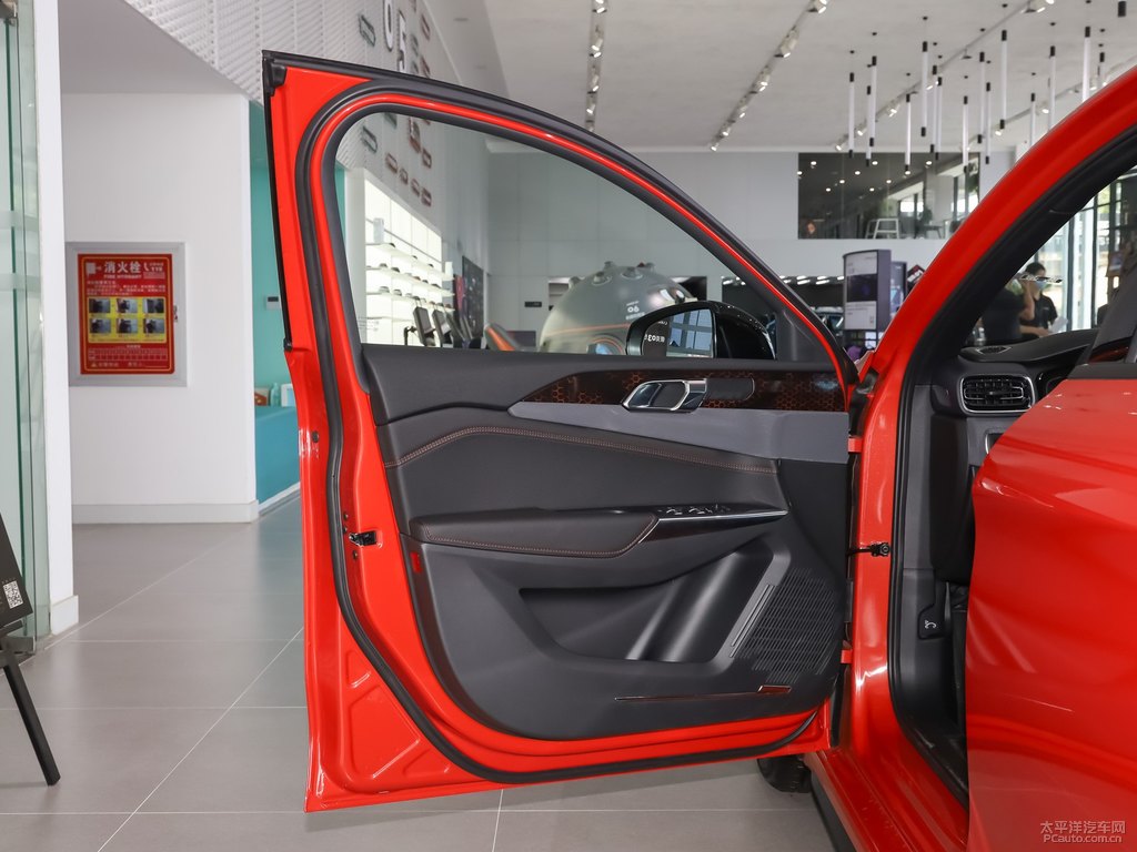紅色領克03車廂內飾圖片