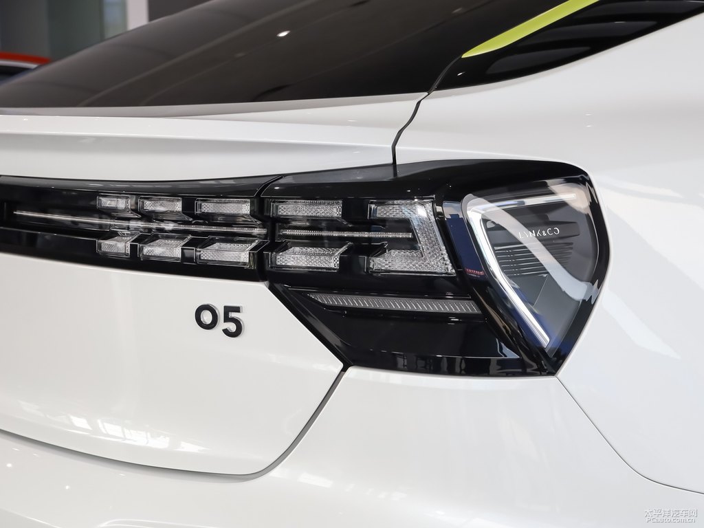 黑+白領(lǐng)克05車尾外觀圖片