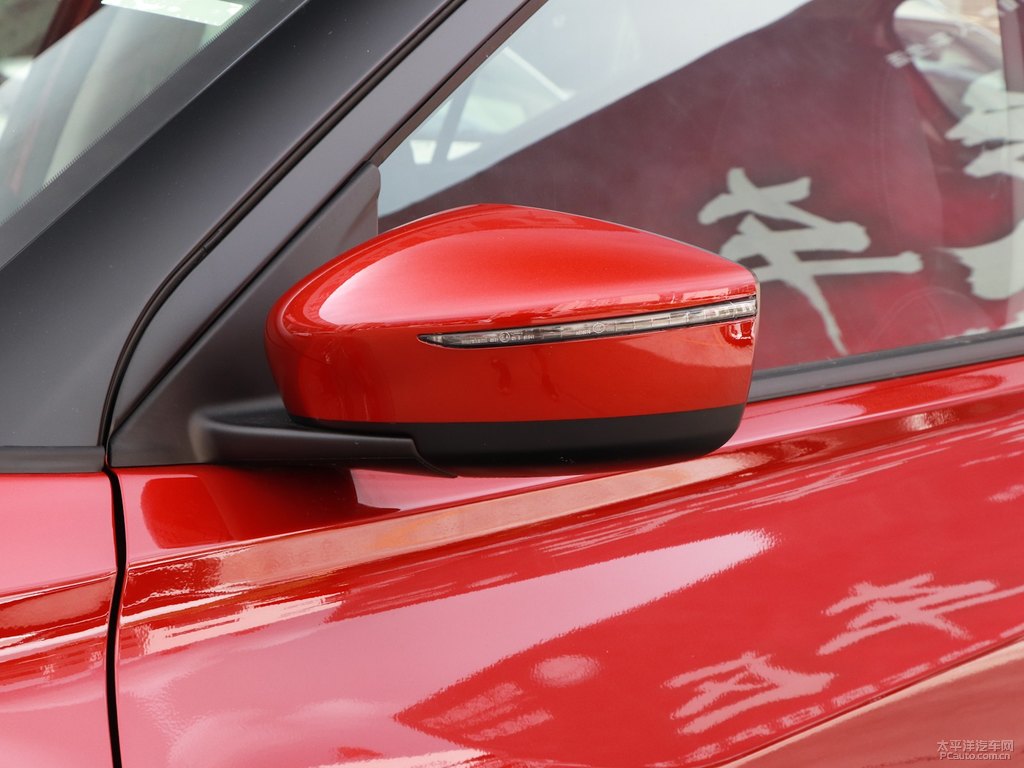 炫雅紅勁客車(chē)身外觀圖片