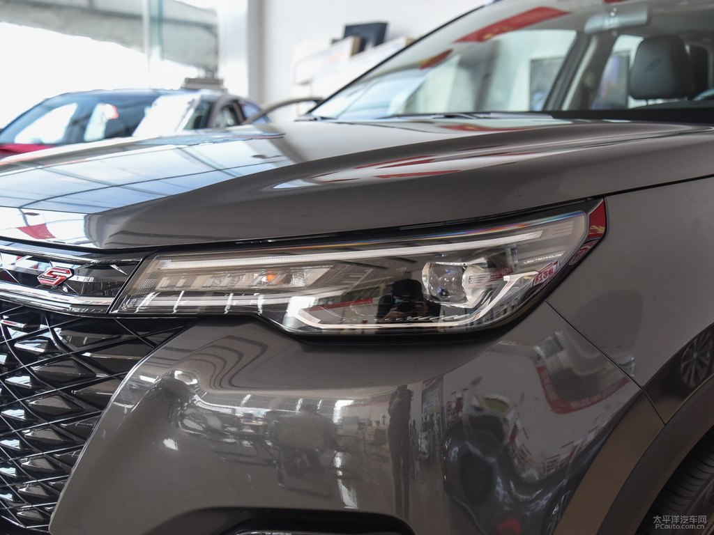 炫影灰長(zhǎng)安CS55PLUS車頭外觀圖片