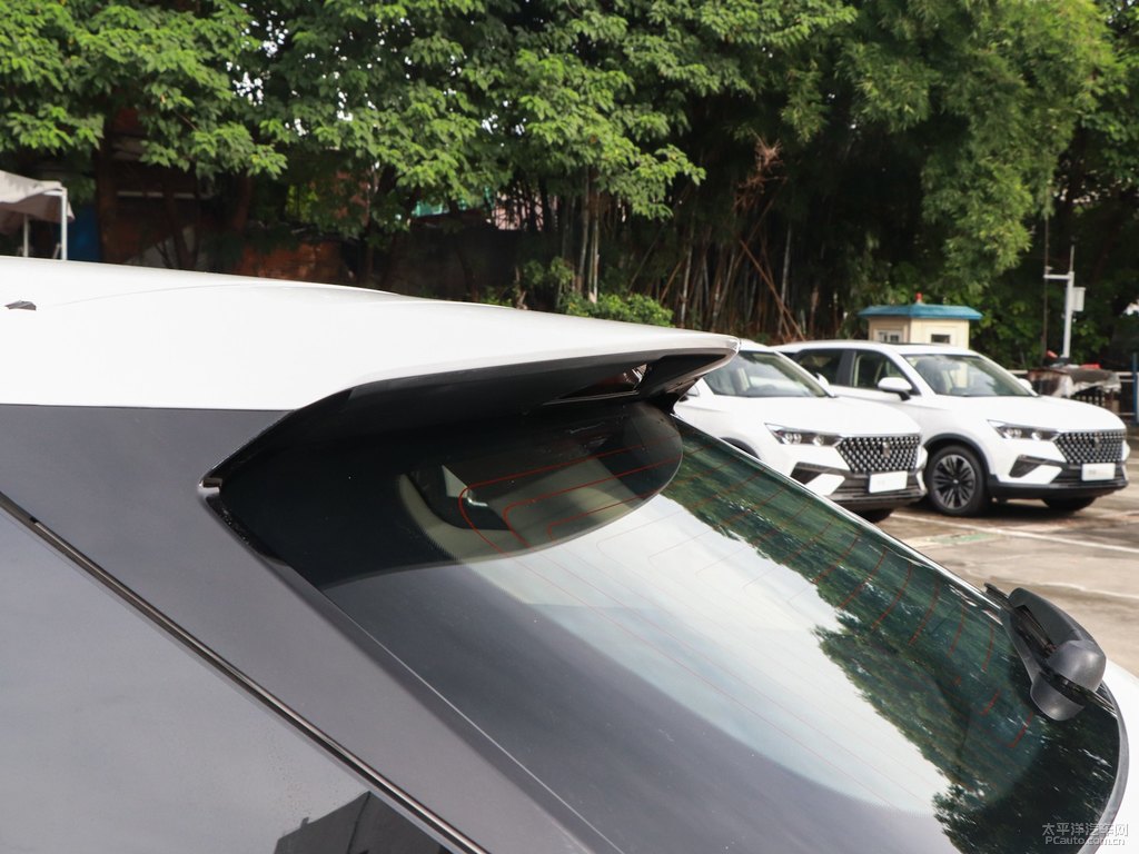 珠光白奔騰T77車尾外觀圖片