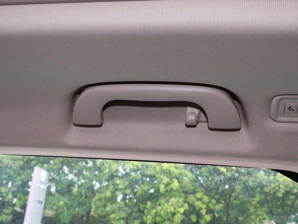 珠光白奔騰T77車廂內飾圖片