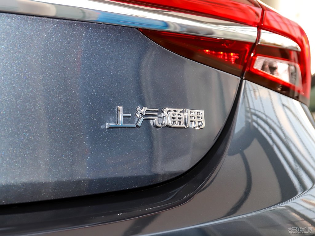 黯影灰君越車尾外觀圖片