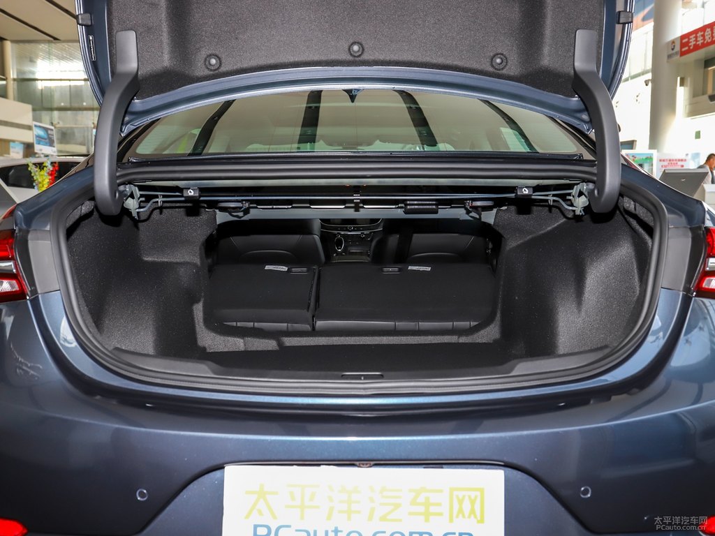 黯影灰君越后備廂空間圖片