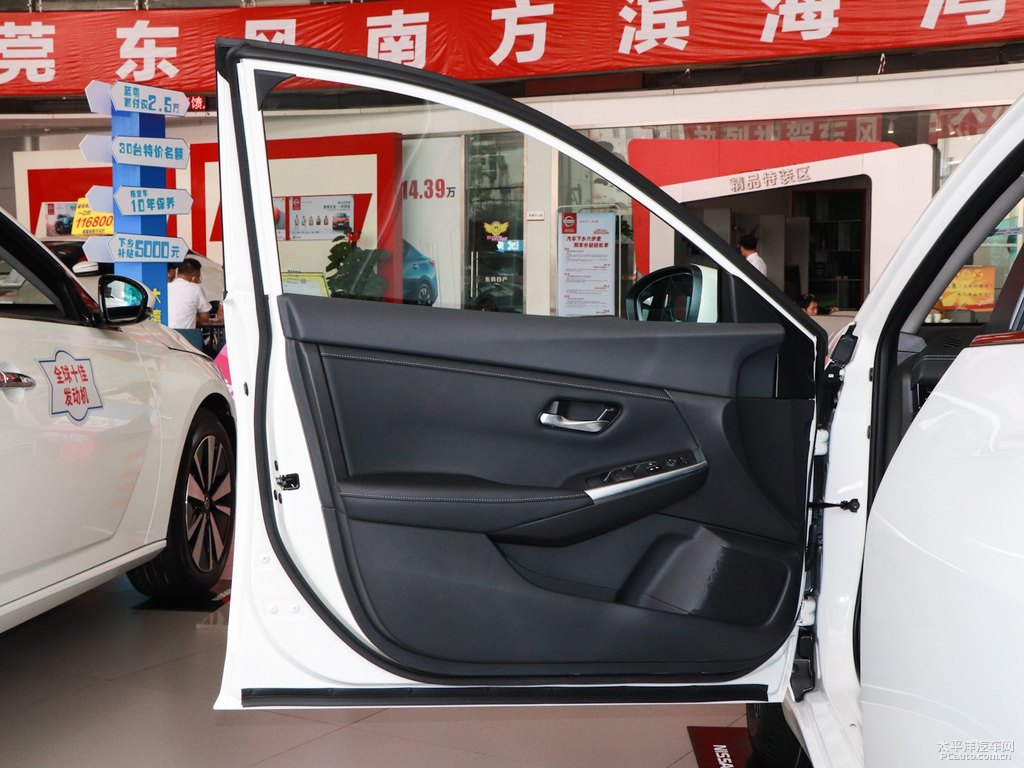 珠光白軒逸車(chē)廂內(nèi)飾圖片