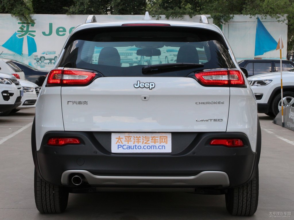 皓白自由光車尾外觀圖片