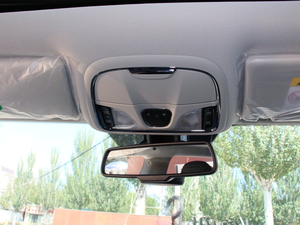 皓白自由光車廂內(nèi)飾圖片