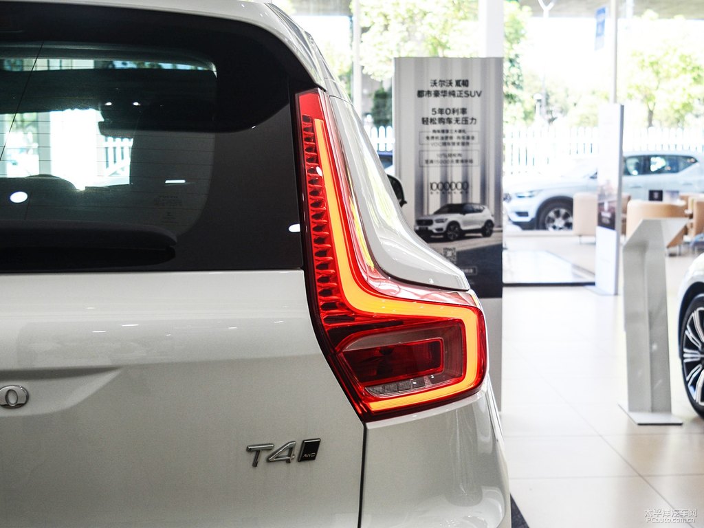 水晶白沃爾沃XC40車尾外觀圖片