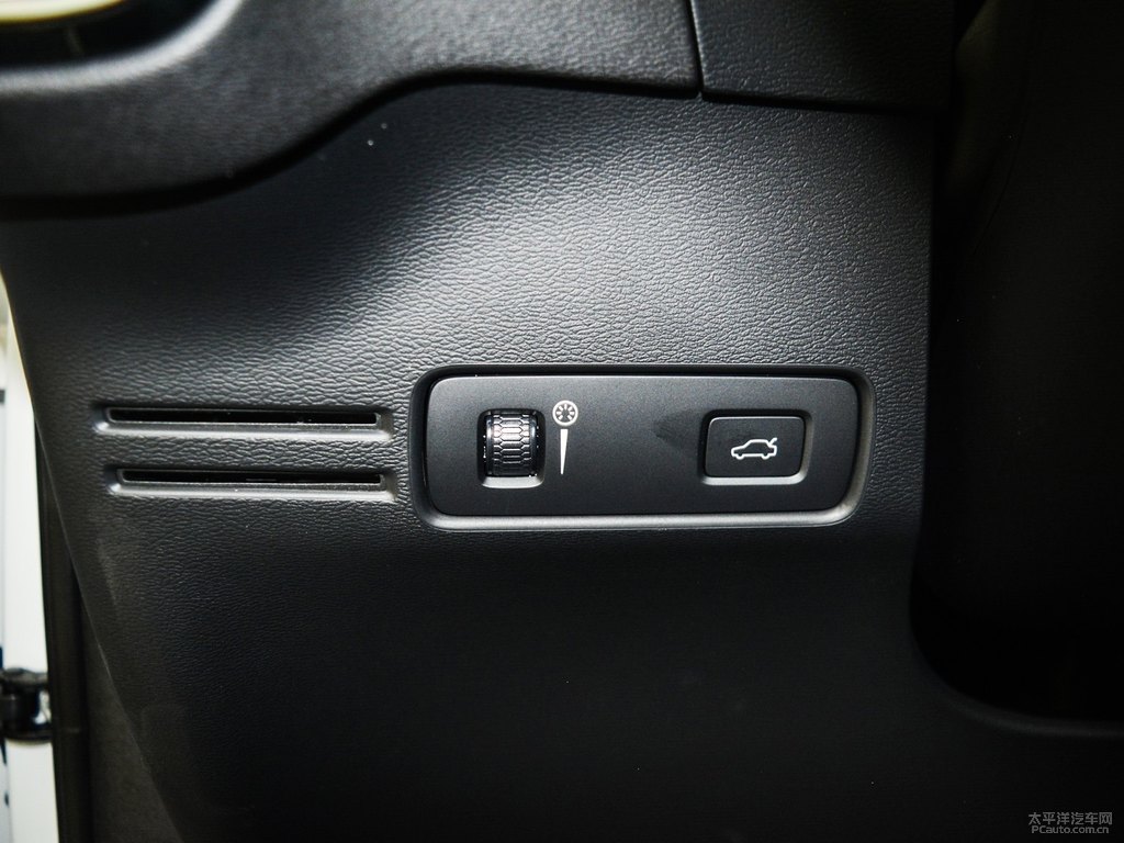 水晶白沃爾沃XC40中控內(nèi)飾圖片