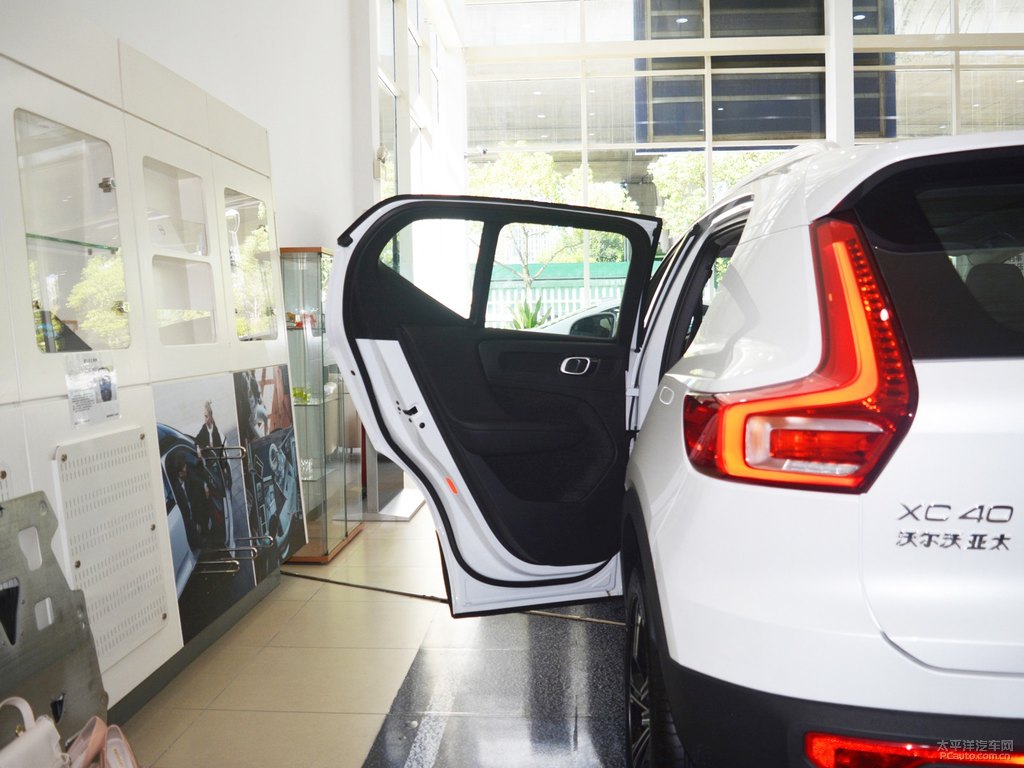 水晶白沃爾沃XC40車廂內(nèi)飾圖片