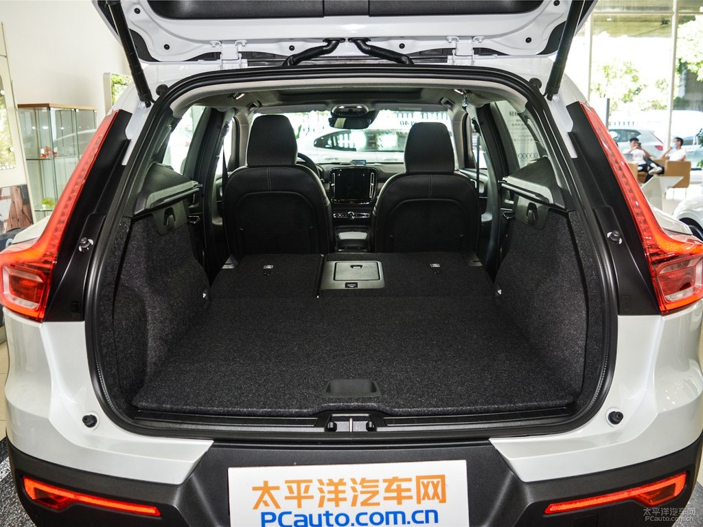 水晶白沃爾沃XC40后備廂空間圖片