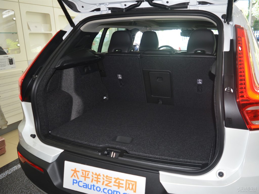 水晶白沃爾沃XC40后備廂空間圖片