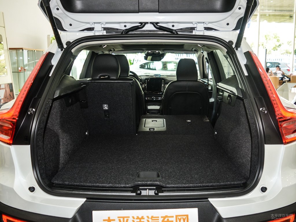 水晶白沃爾沃XC40后備廂空間圖片