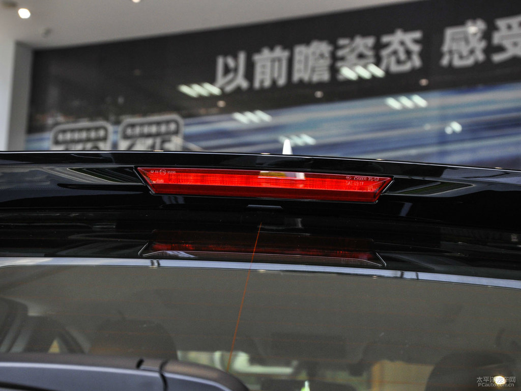 白金灰雷克薩斯UX車(chē)尾外觀圖片