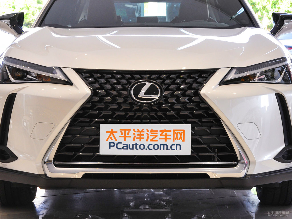 白金灰雷克薩斯UX車頭外觀圖片