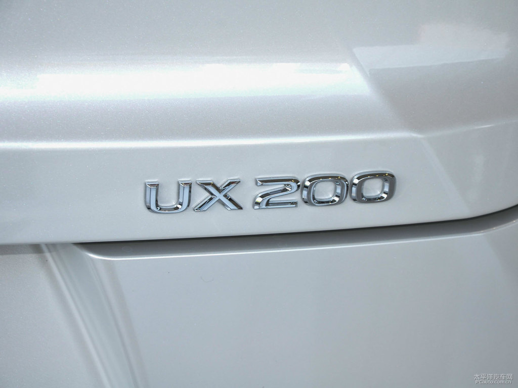 白金灰雷克薩斯UX車尾外觀圖片