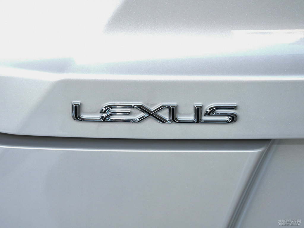 白金灰雷克薩斯UX車尾外觀圖片