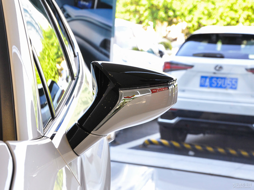 白金灰雷克薩斯UX車身外觀圖片
