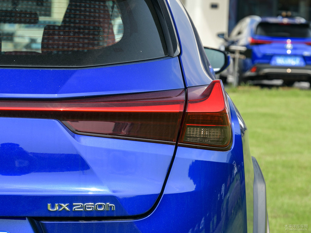 藍焰色雷克薩斯UX車尾外觀圖片