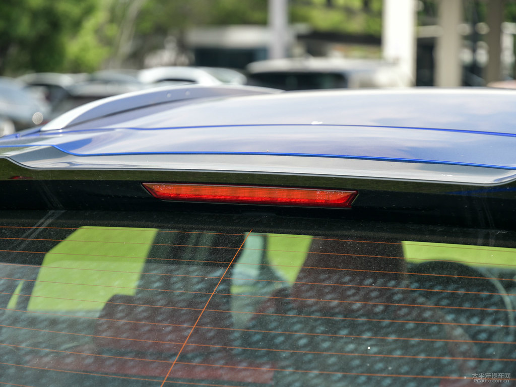 藍(lán)焰色雷克薩斯UX車尾外觀圖片