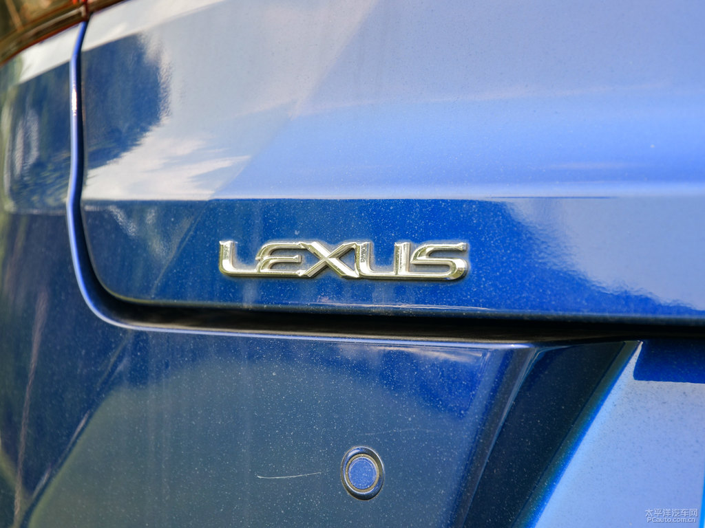 藍(lán)焰色雷克薩斯UX車尾外觀圖片
