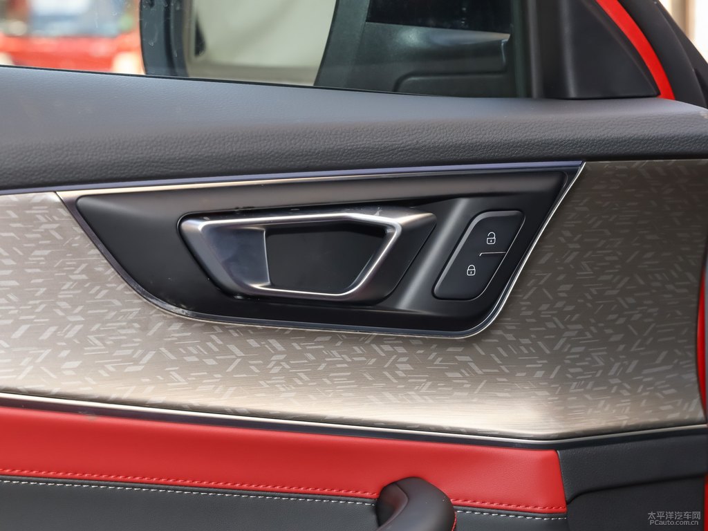烈焰紅瑞虎7車廂內(nèi)飾圖片