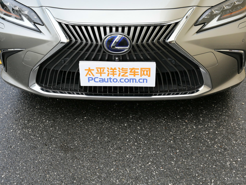 超音速鈦銀色雷克薩斯ES車頭外觀圖片