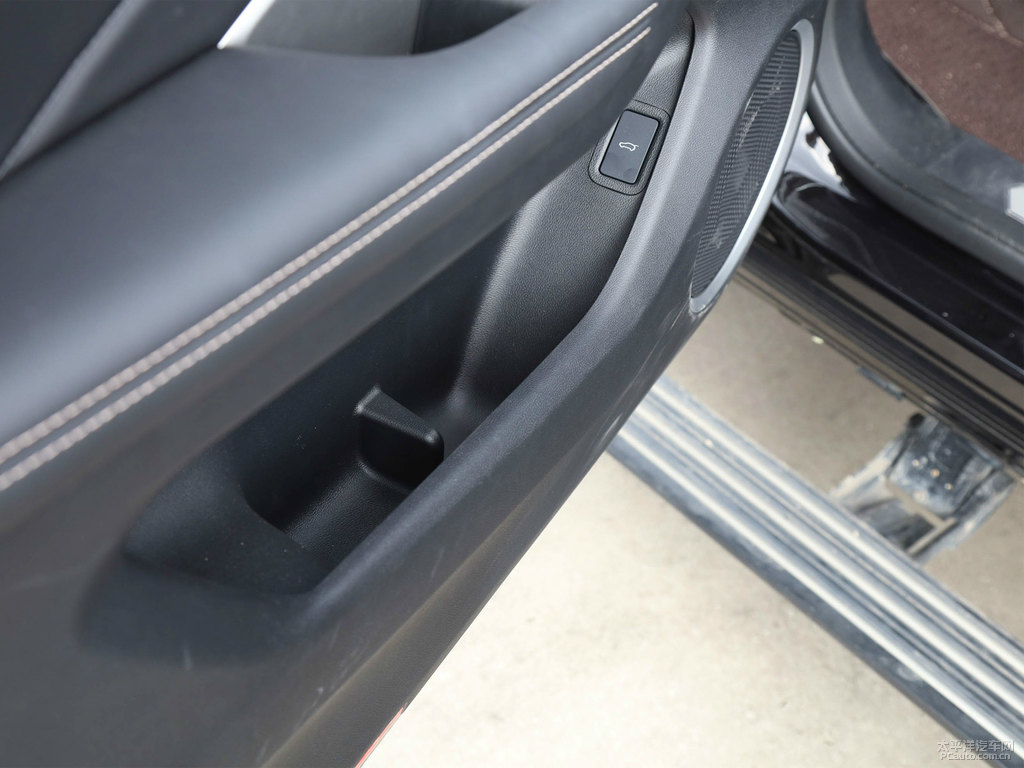 玄英黑魏牌 VV6車(chē)廂內(nèi)飾圖片