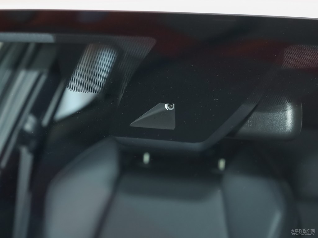 絳珠紅+白頂奕澤IZOA車身外觀圖片