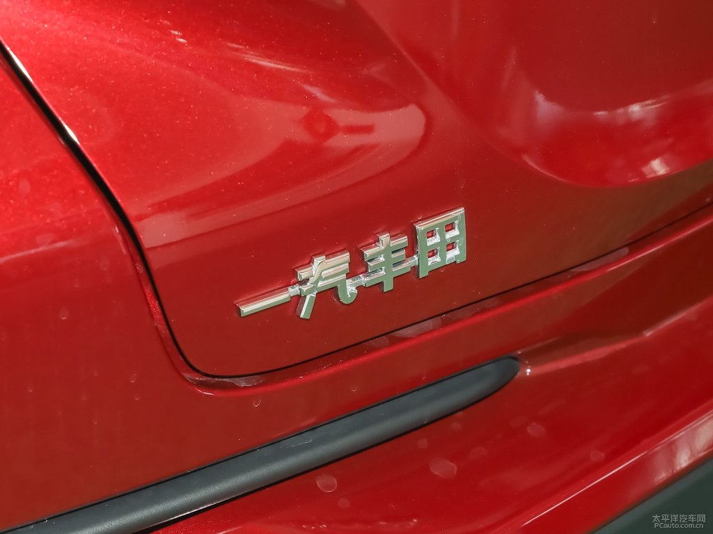 絳珠紅+白頂奕澤IZOA車尾外觀圖片
