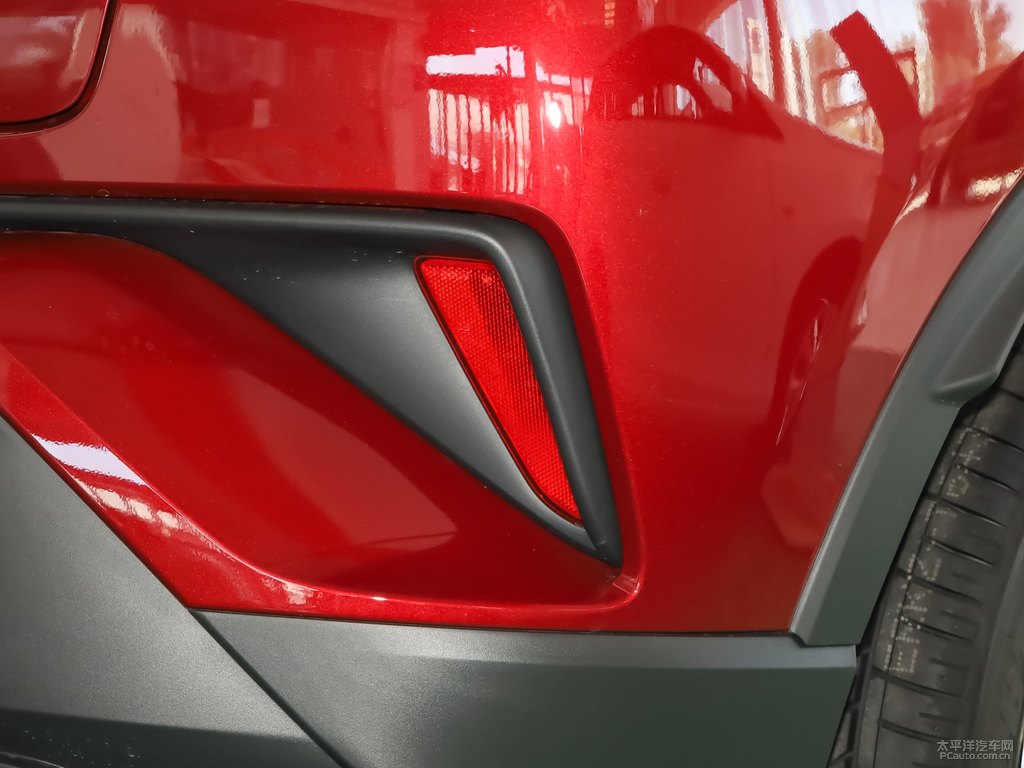 絳珠紅+白頂奕澤IZOA車尾外觀圖片
