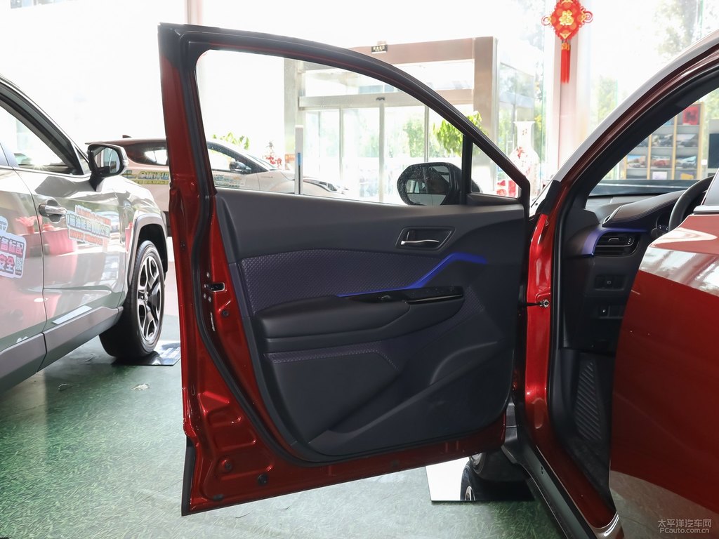 絳珠紅+白頂奕澤IZOA車廂內(nèi)飾圖片