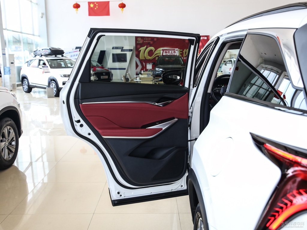 炫晶白長安CS75 PLUS車廂內(nèi)飾圖片