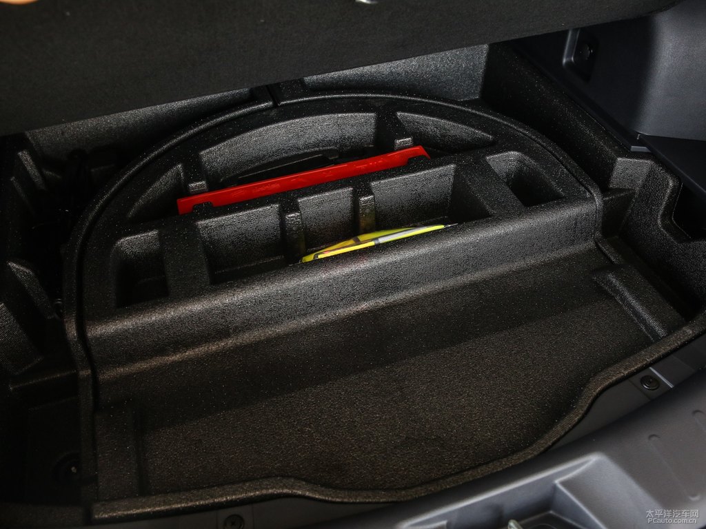 炫晶白長(zhǎng)安CS75 PLUS后備廂空間圖片