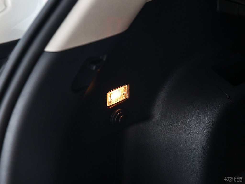 炫晶白長安CS75 PLUS后備廂空間圖片