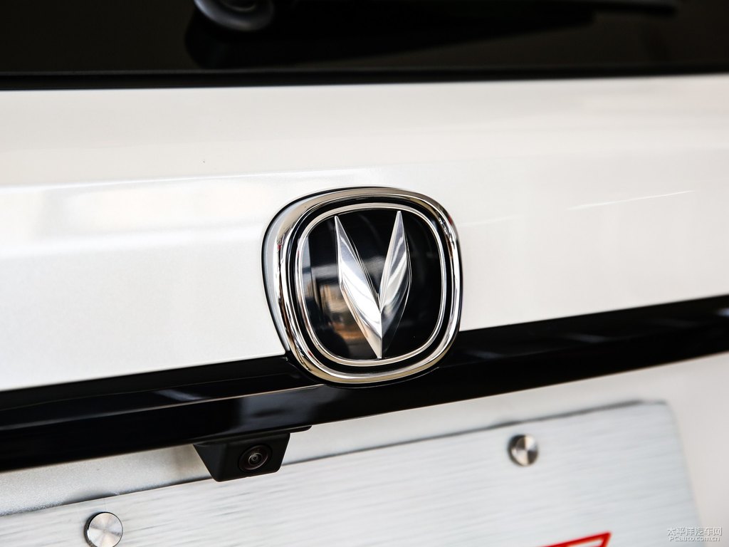 炫晶白長安CS75 PLUS車尾外觀圖片